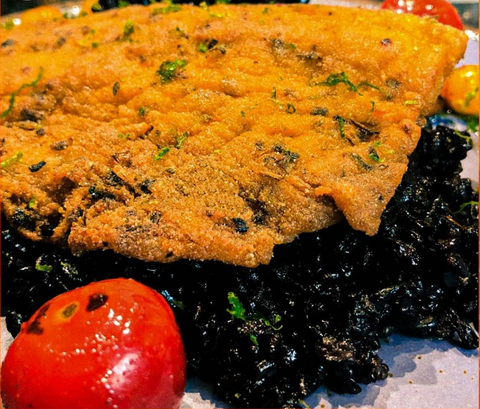 Filé de pescada empanado e crocante feito na Mistura para Empanar Sabor Açoriano servido com arroz negro.